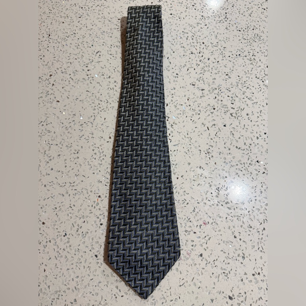 GEOFFREY BEENE Vintage 100% Silk Italian Geometric Zigzag Tie